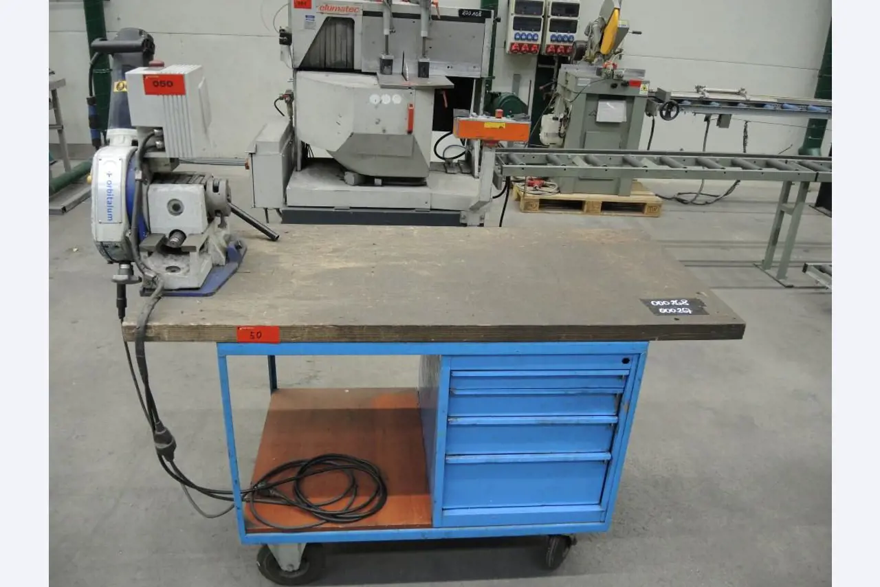 Chapas metálicas e máquinas para trabalhar metais<br><font size="2">Colaboração com Hilco Industrial Acquisitions bv</font><br><img src="/images/hil.png"><br>-7