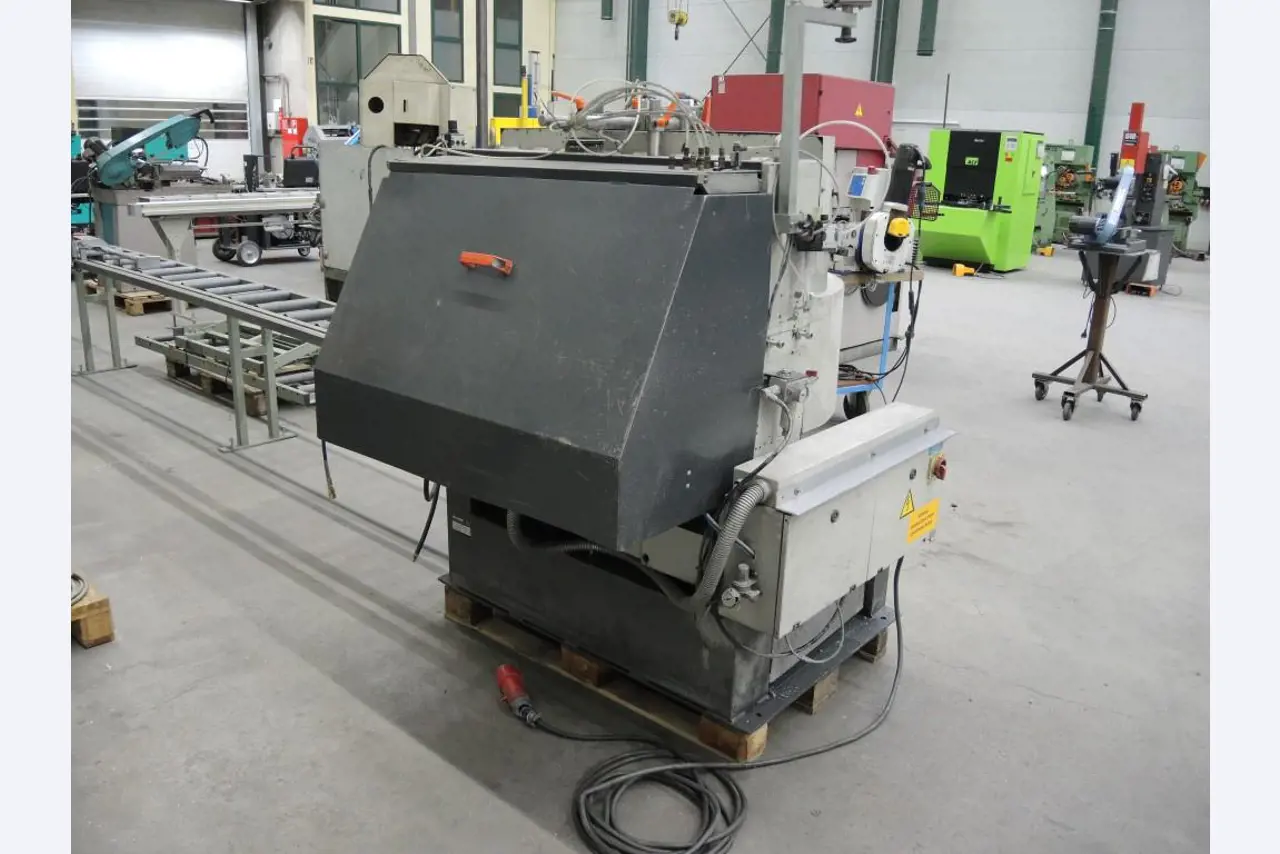 Chapas metálicas e máquinas para trabalhar metais<br><font size="2">Colaboração com Hilco Industrial Acquisitions bv</font><br><img src="/images/hil.png"><br>-6