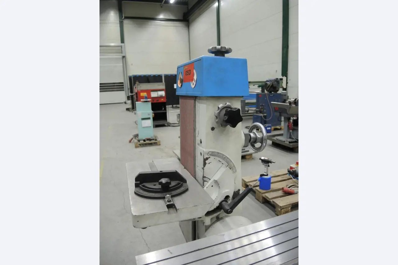 Chapas metálicas e máquinas para trabalhar metais<br><font size="2">Colaboração com Hilco Industrial Acquisitions bv</font><br><img src="/images/hil.png"><br>-6