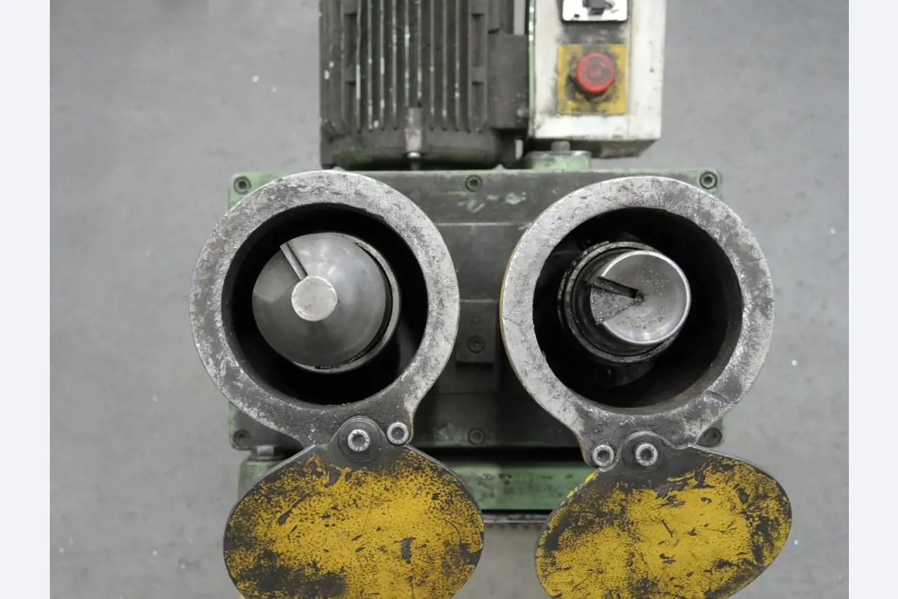 Chapas metálicas e máquinas para trabalhar metais<br><font size="2">Colaboração com Hilco Industrial Acquisitions bv</font><br><img src="/images/hil.png"><br>-4