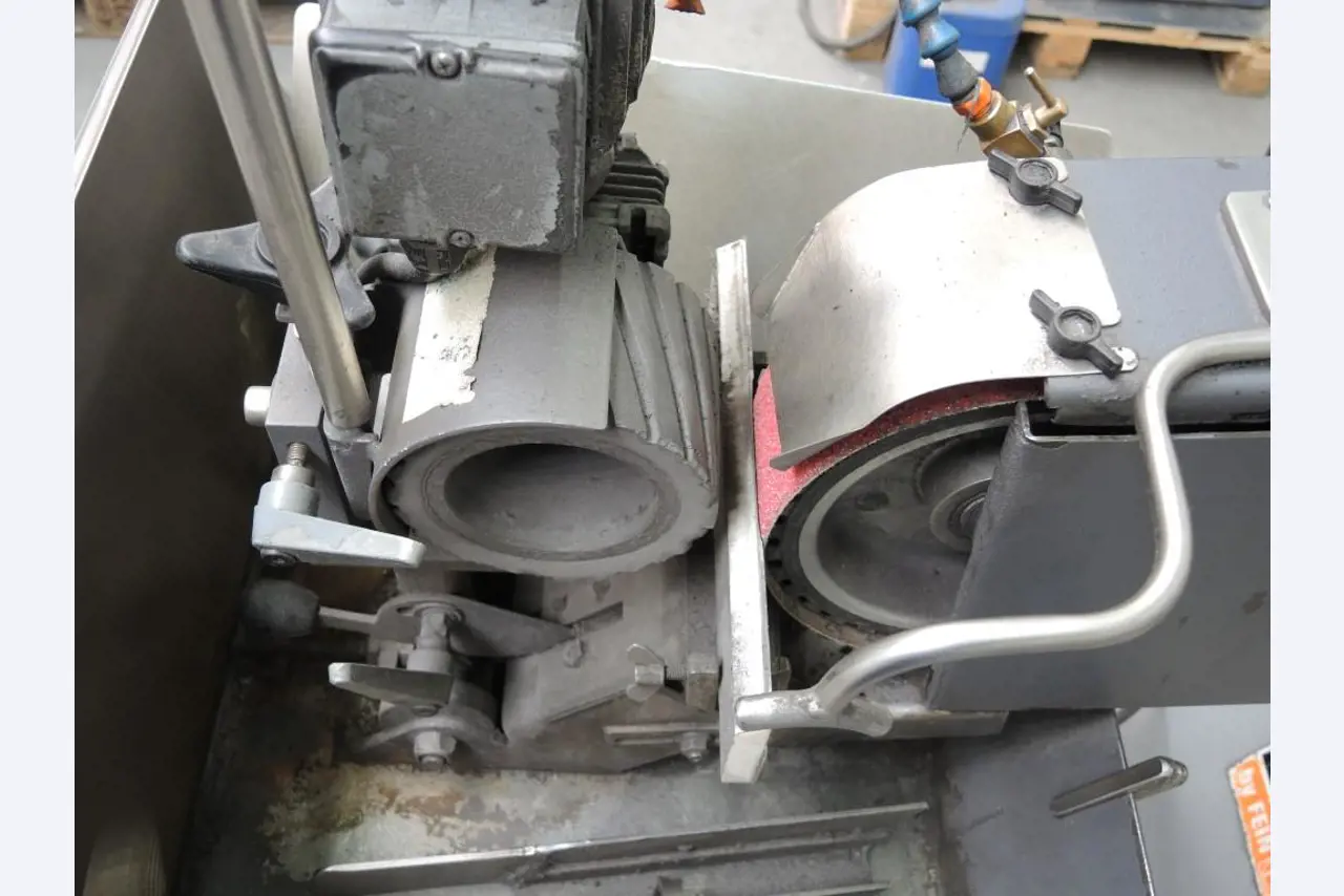 Chapas metálicas e máquinas para trabalhar metais<br><font size="2">Colaboração com Hilco Industrial Acquisitions bv</font><br><img src="/images/hil.png"><br>-4