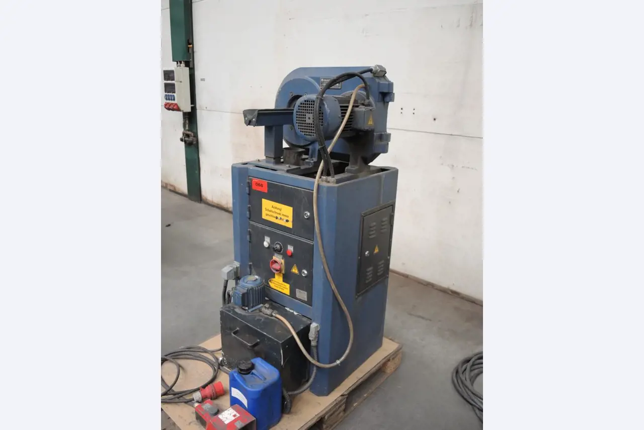 Chapas metálicas e máquinas para trabalhar metais<br><font size="2">Colaboração com Hilco Industrial Acquisitions bv</font><br><img src="/images/hil.png"><br>-3