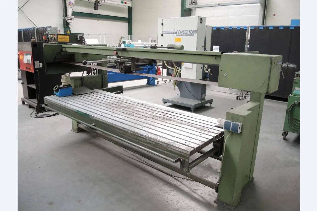 Chapas metálicas e máquinas para trabalhar metais<br><font size="2">Colaboração com Hilco Industrial Acquisitions bv</font><br><img src="/images/hil.png"><br>-2