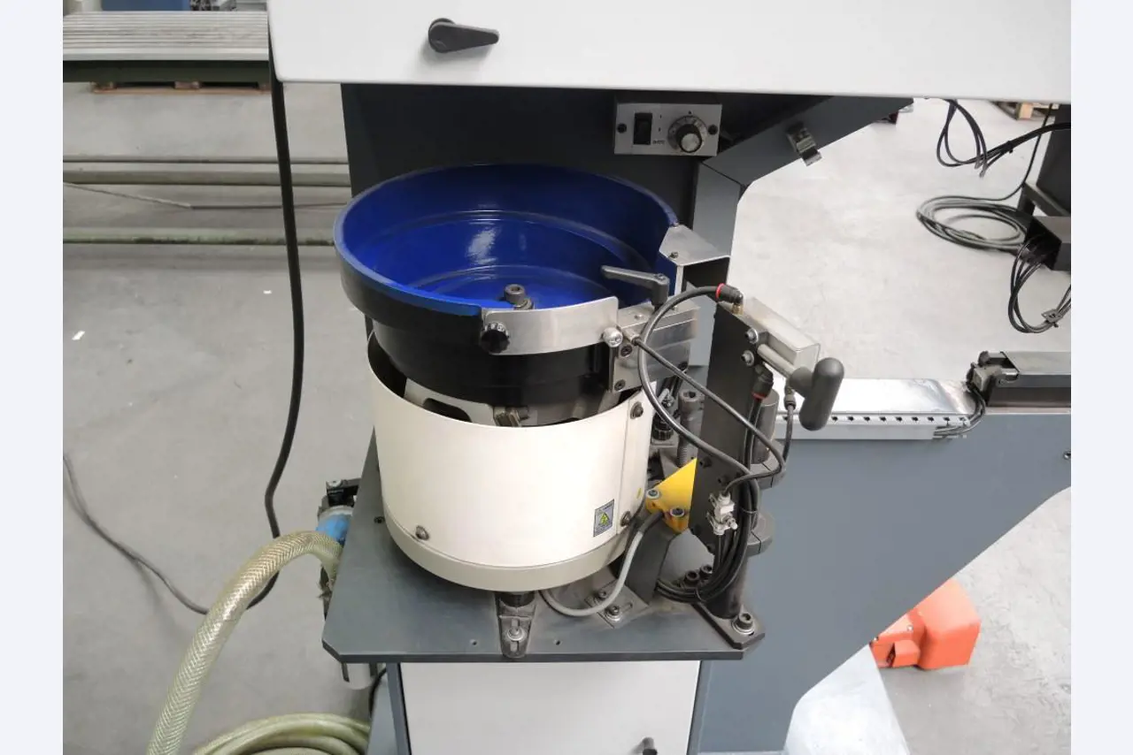 Chapas metálicas e máquinas para trabalhar metais<br><font size="2">Colaboração com Hilco Industrial Acquisitions bv</font><br><img src="/images/hil.png"><br>-10