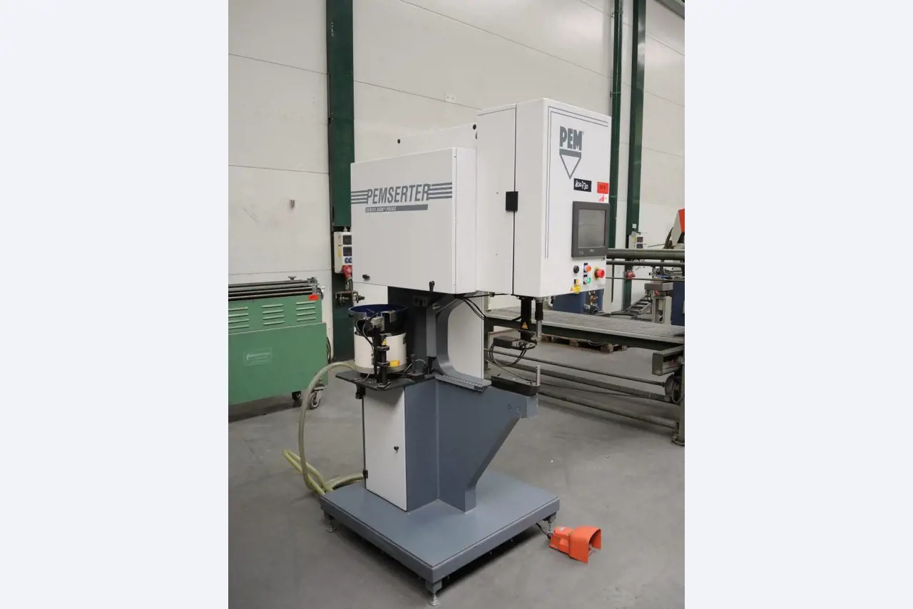 Chapas metálicas e máquinas para trabalhar metais<br><font size="2">Colaboração com Hilco Industrial Acquisitions bv</font><br><img src="/images/hil.png"><br>-6