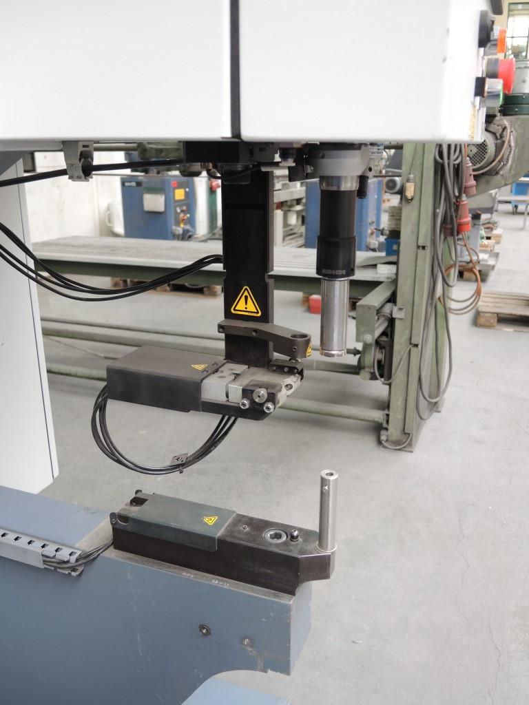 Chapas metálicas e máquinas para trabalhar metais<br><font size="2">Colaboração com Hilco Industrial Acquisitions bv</font><br><img src="/images/hil.png"><br>-9