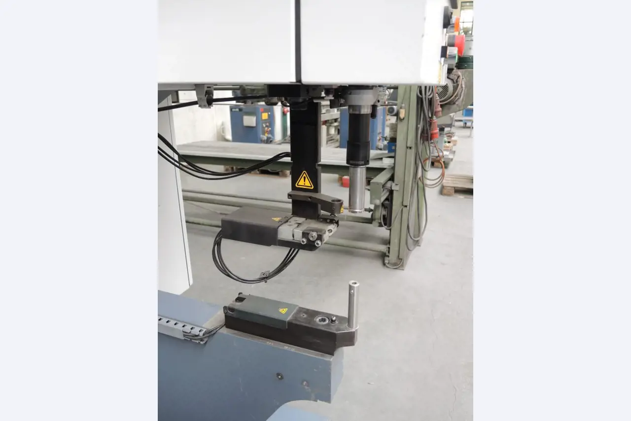 Chapas metálicas e máquinas para trabalhar metais<br><font size="2">Colaboração com Hilco Industrial Acquisitions bv</font><br><img src="/images/hil.png"><br>-9