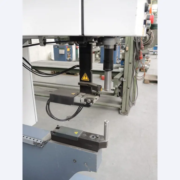 Chapas metálicas e máquinas para trabalhar metais<br><font size="2">Colaboração com Hilco Industrial Acquisitions bv</font><br><img src="/images/hil.png"><br>-9