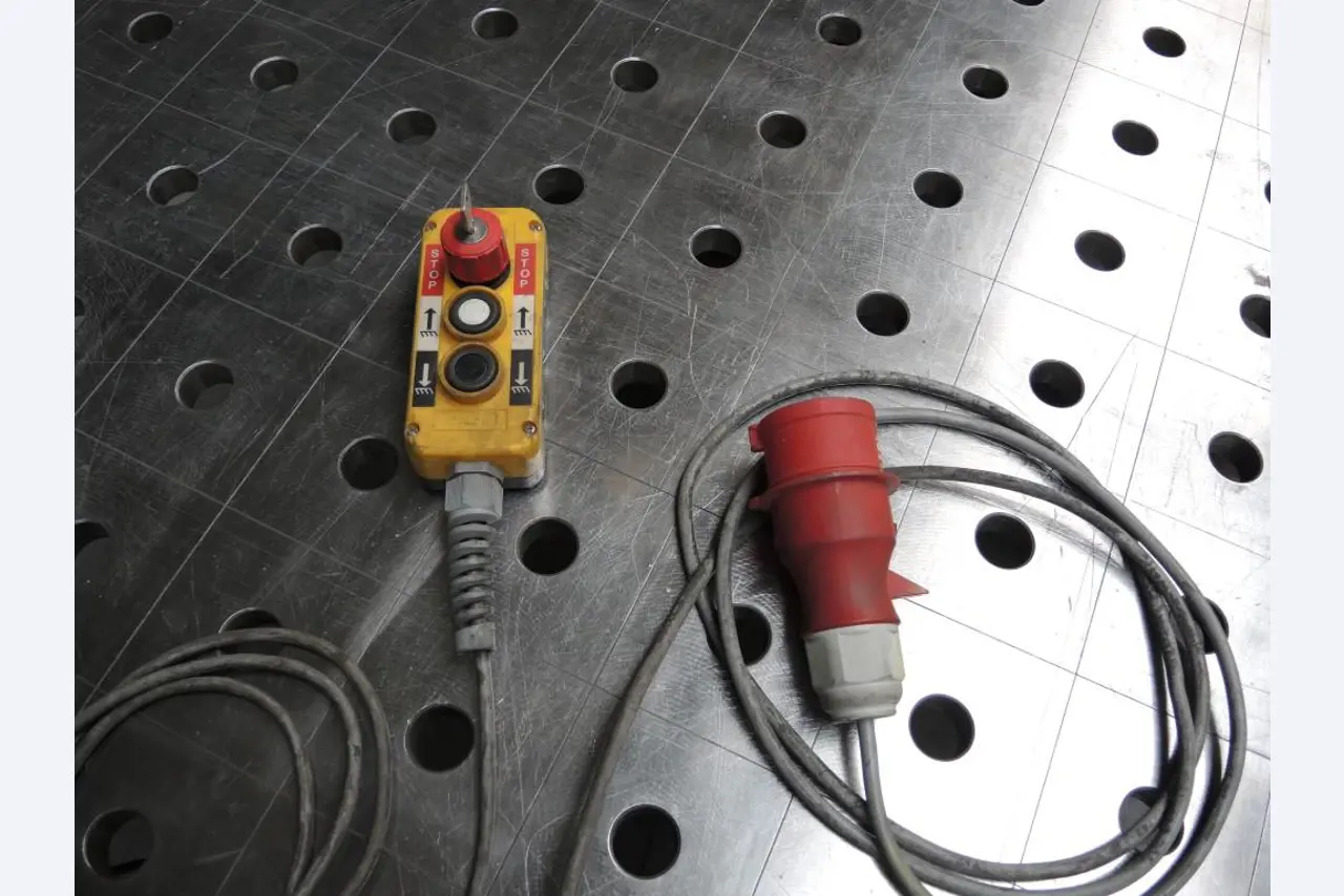 Chapas metálicas e máquinas para trabalhar metais<br><font size="2">Colaboração com Hilco Industrial Acquisitions bv</font><br><img src="/images/hil.png"><br>-6