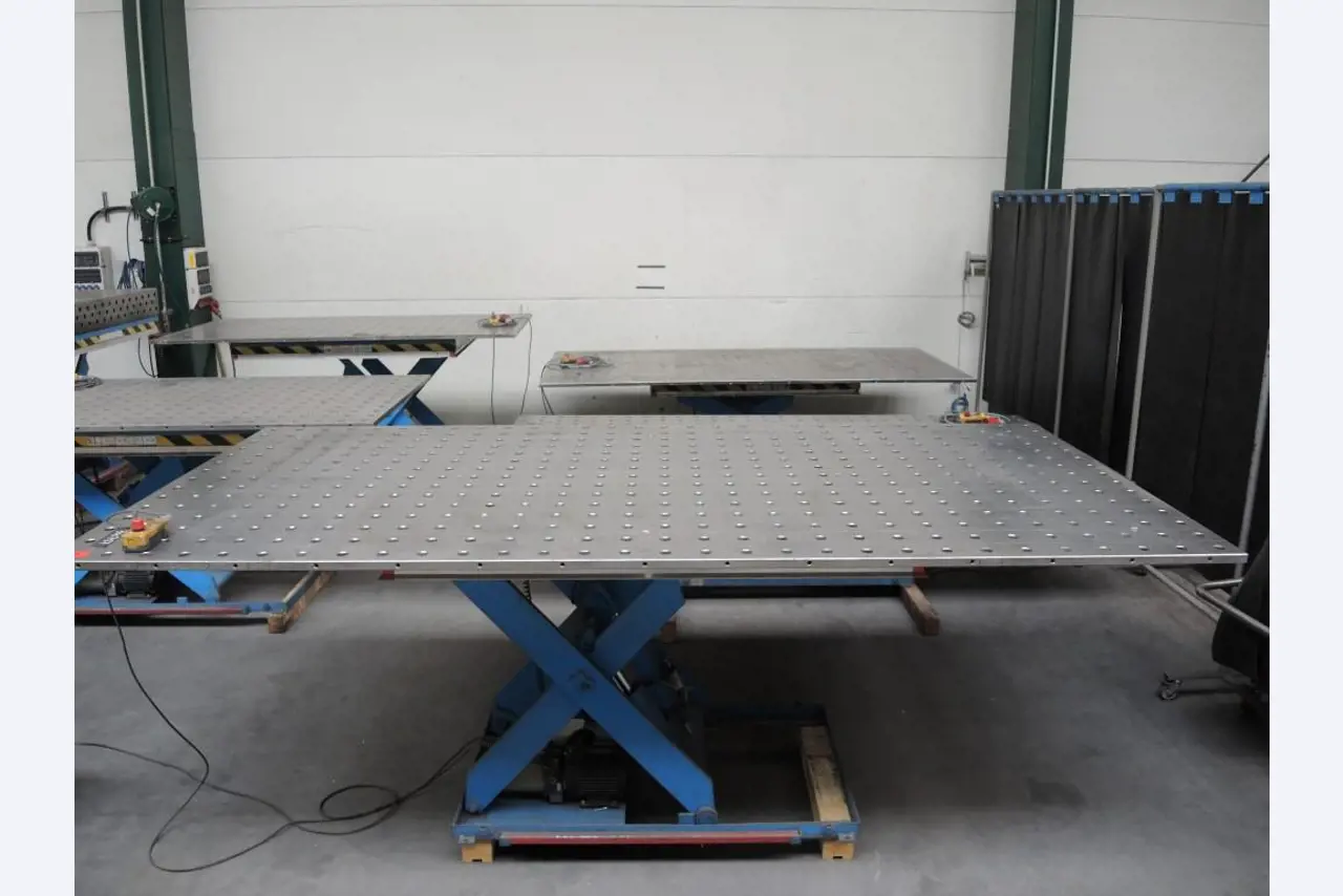 Chapas metálicas e máquinas para trabalhar metais<br><font size="2">Colaboração com Hilco Industrial Acquisitions bv</font><br><img src="/images/hil.png"><br>-2