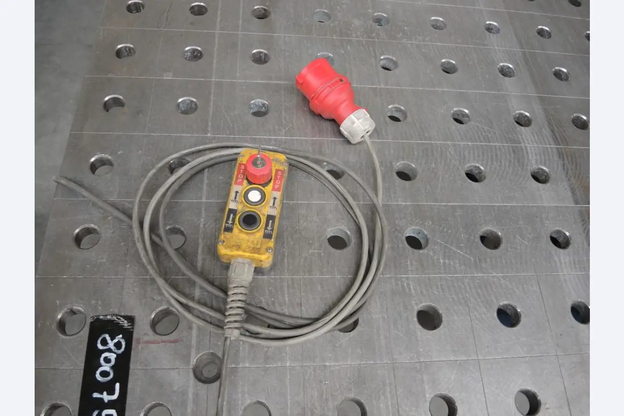 Chapas metálicas e máquinas para trabalhar metais<br><font size="2">Colaboração com Hilco Industrial Acquisitions bv</font><br><img src="/images/hil.png"><br>-6