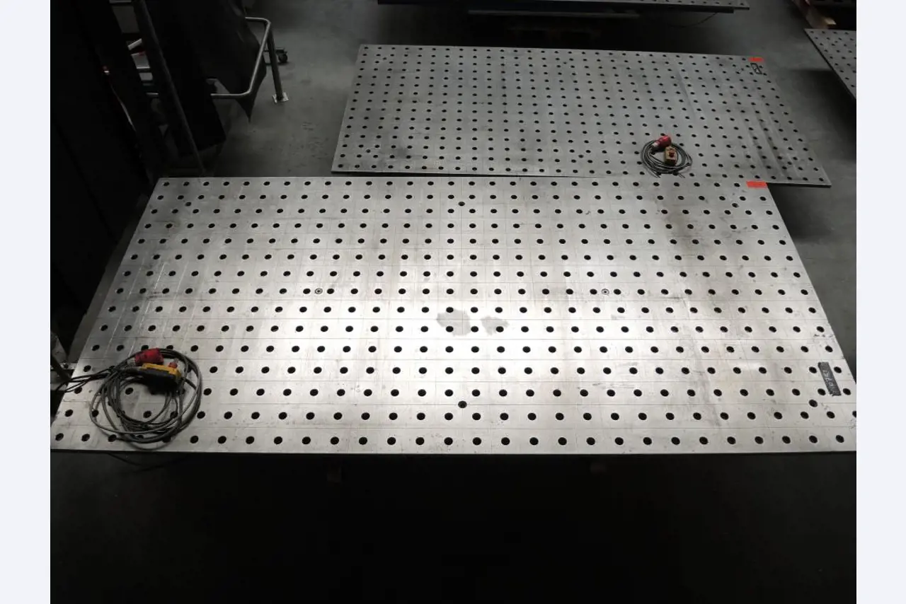 Chapas metálicas e máquinas para trabalhar metais<br><font size="2">Colaboração com Hilco Industrial Acquisitions bv</font><br><img src="/images/hil.png"><br>-3