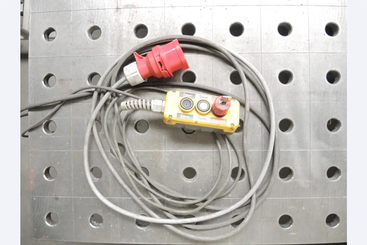 Chapas metálicas e máquinas para trabalhar metais<br><font size="2">Colaboração com Hilco Industrial Acquisitions bv</font><br><img src="/images/hil.png"><br>-4