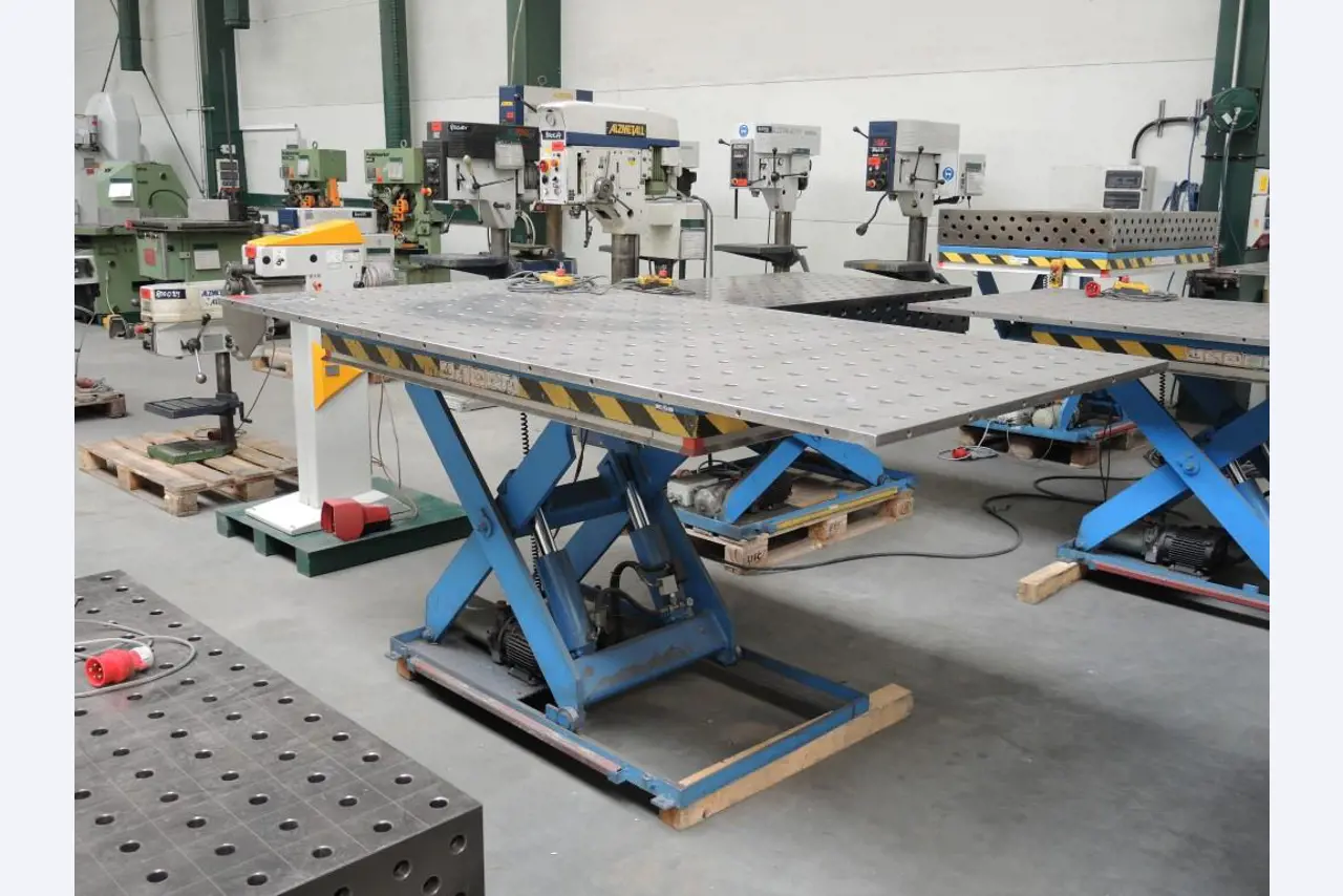 Chapas metálicas e máquinas para trabalhar metais<br><font size="2">Colaboração com Hilco Industrial Acquisitions bv</font><br><img src="/images/hil.png"><br>-2