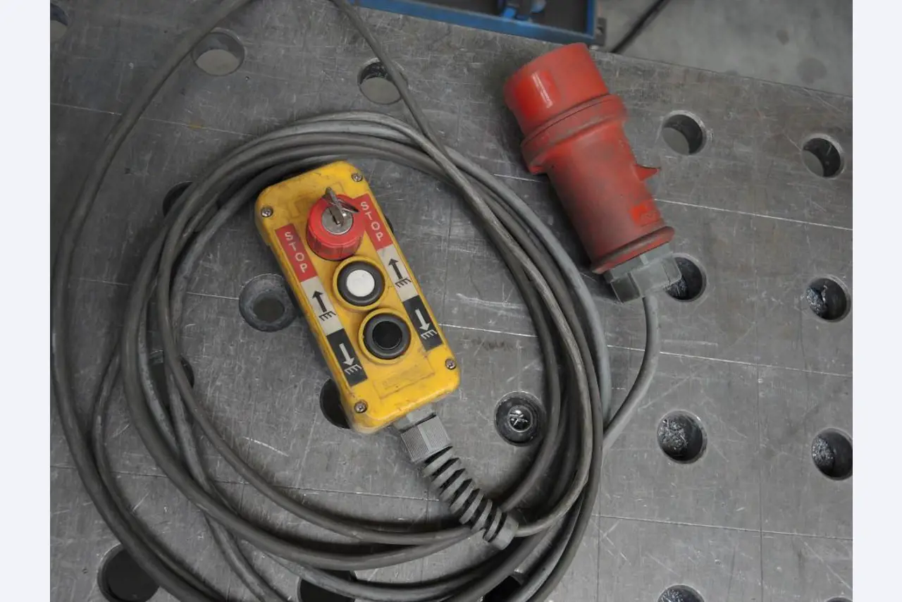 Chapas metálicas e máquinas para trabalhar metais<br><font size="2">Colaboração com Hilco Industrial Acquisitions bv</font><br><img src="/images/hil.png"><br>-7