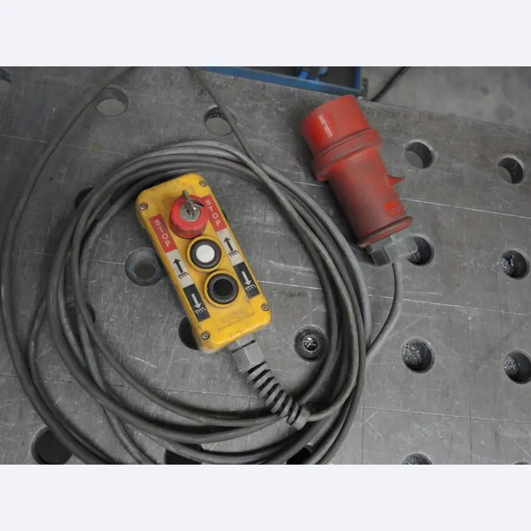 Chapas metálicas e máquinas para trabalhar metais<br><font size="2">Colaboração com Hilco Industrial Acquisitions bv</font><br><img src="/images/hil.png"><br>-7