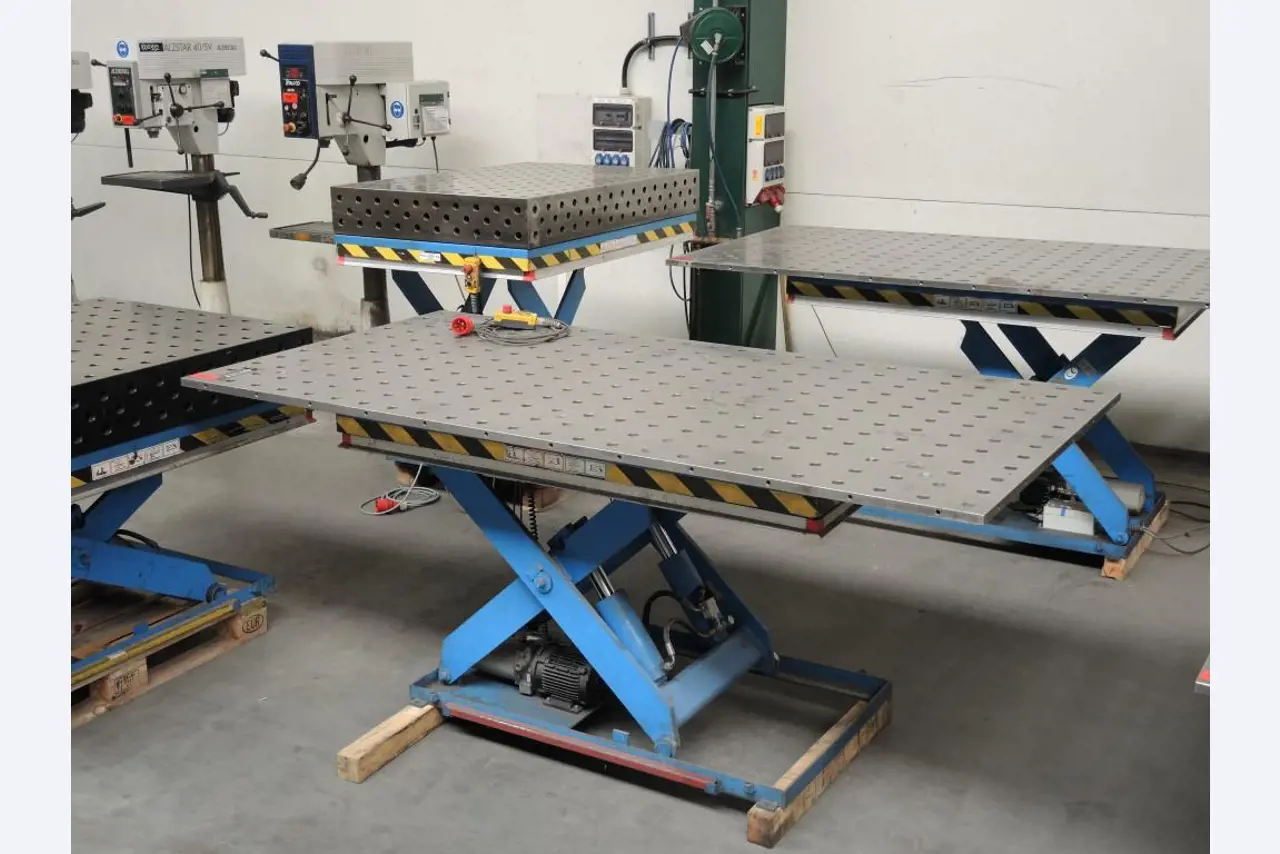 Chapas metálicas e máquinas para trabalhar metais<br><font size="2">Colaboração com Hilco Industrial Acquisitions bv</font><br><img src="/images/hil.png"><br>-1