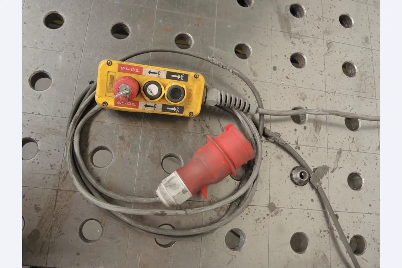 Chapas metálicas e máquinas para trabalhar metais<br><font size="2">Colaboração com Hilco Industrial Acquisitions bv</font><br><img src="/images/hil.png"><br>-5