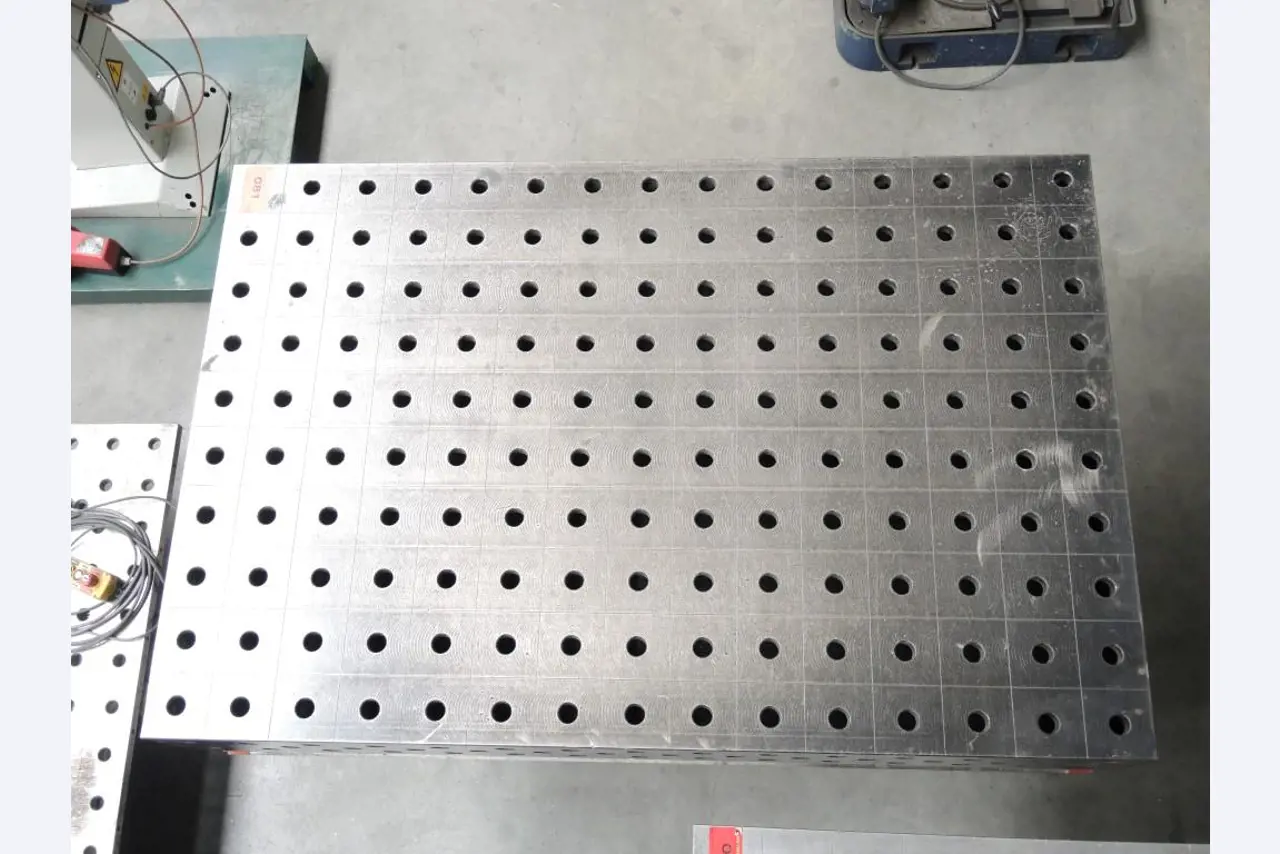 Chapas metálicas e máquinas para trabalhar metais<br><font size="2">Colaboração com Hilco Industrial Acquisitions bv</font><br><img src="/images/hil.png"><br>-3