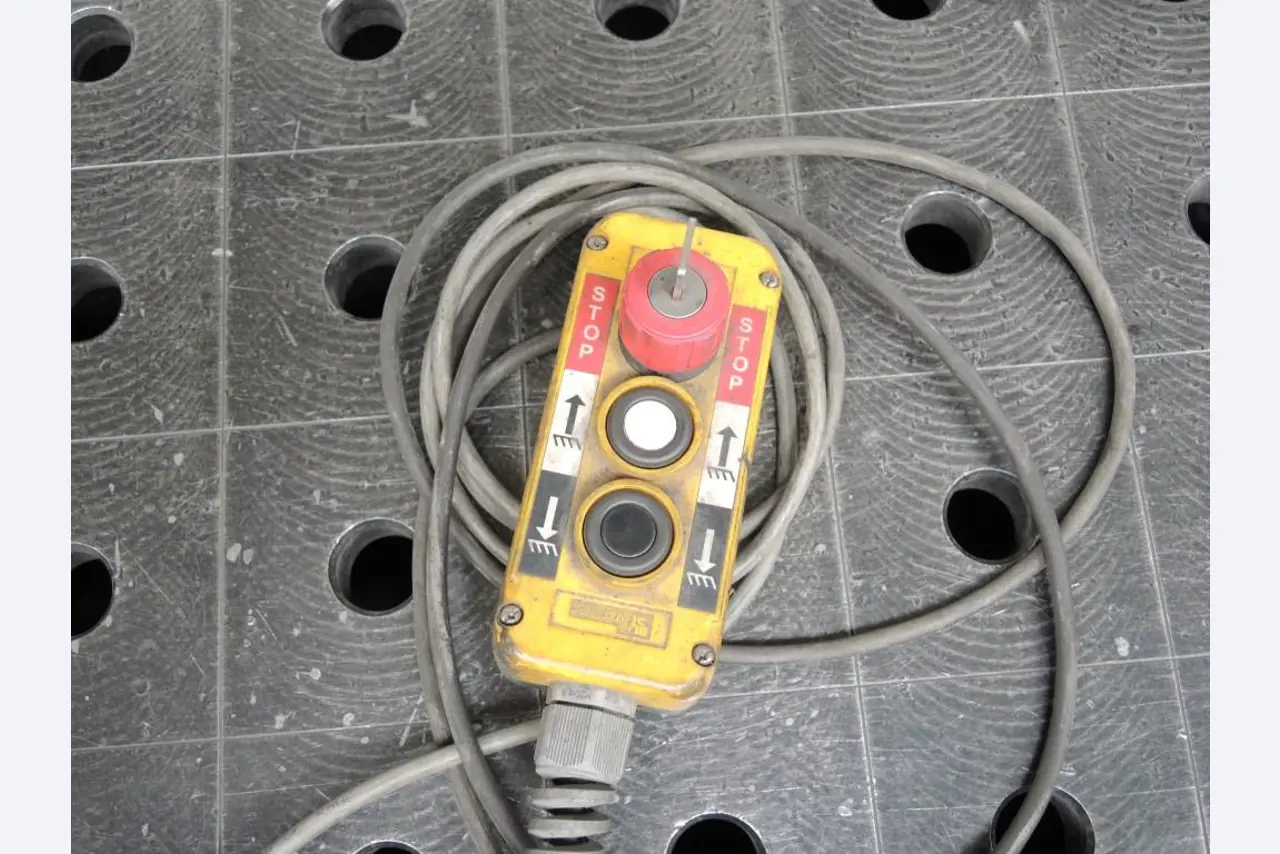 Chapas metálicas e máquinas para trabalhar metais<br><font size="2">Colaboração com Hilco Industrial Acquisitions bv</font><br><img src="/images/hil.png"><br>-4