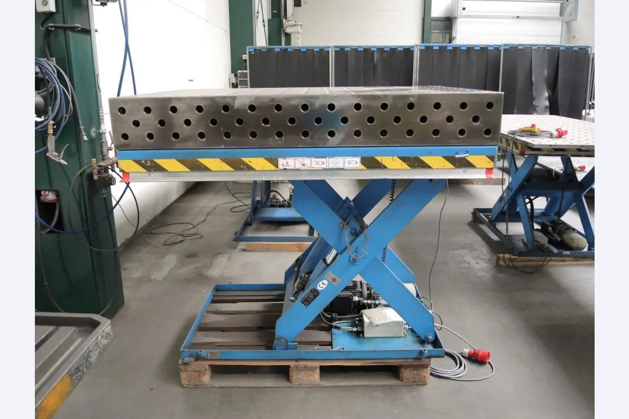 Chapas metálicas e máquinas para trabalhar metais<br><font size="2">Colaboração com Hilco Industrial Acquisitions bv</font><br><img src="/images/hil.png"><br>-2