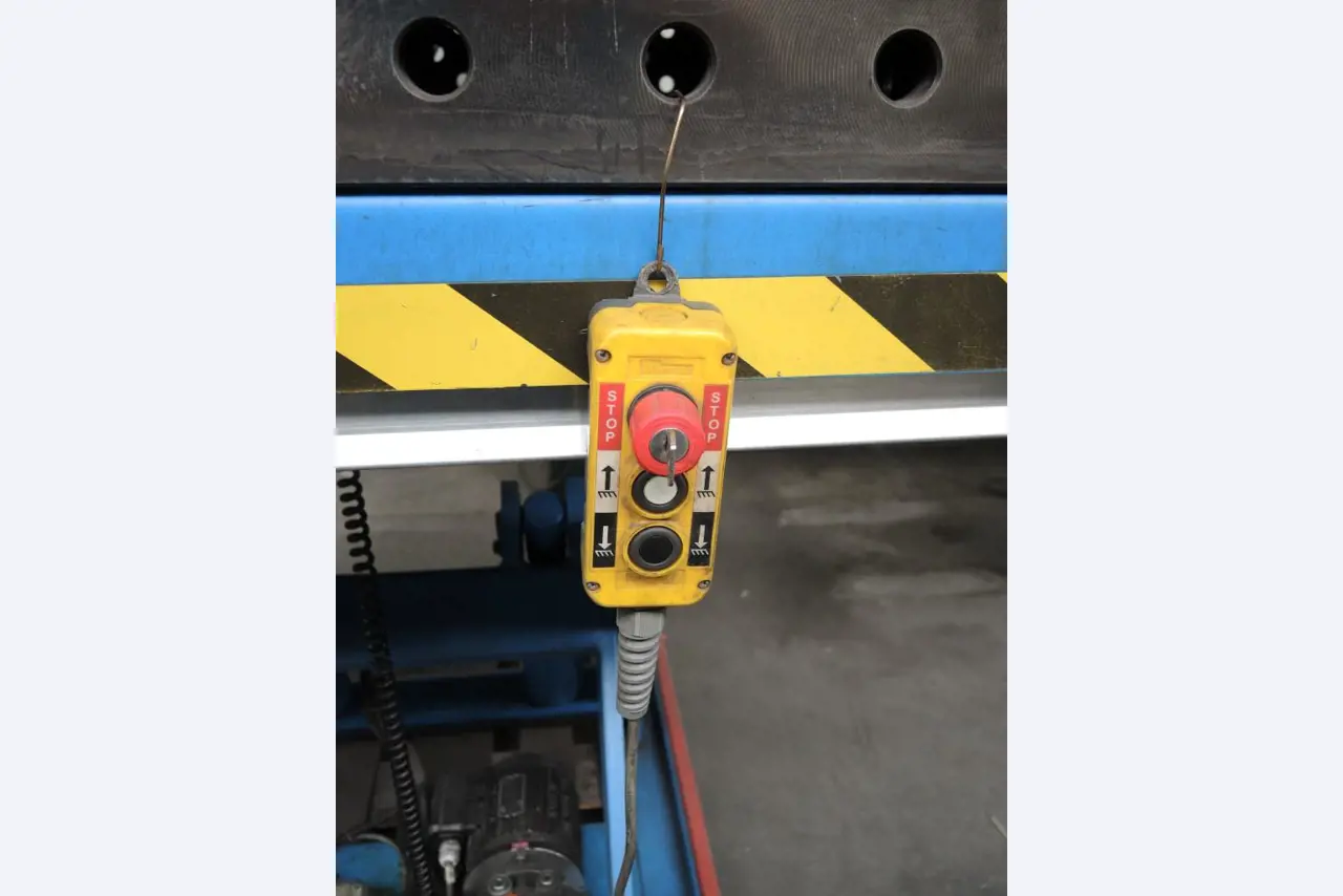 Chapas metálicas e máquinas para trabalhar metais<br><font size="2">Colaboração com Hilco Industrial Acquisitions bv</font><br><img src="/images/hil.png"><br>-4