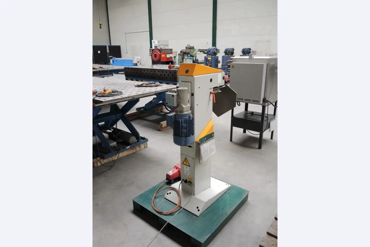 Chapas metálicas e máquinas para trabalhar metais<br><font size="2">Colaboração com Hilco Industrial Acquisitions bv</font><br><img src="/images/hil.png"><br>-3