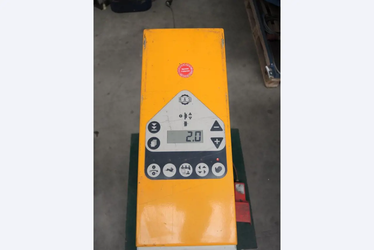 Chapas metálicas e máquinas para trabalhar metais<br><font size="2">Colaboração com Hilco Industrial Acquisitions bv</font><br><img src="/images/hil.png"><br>-5