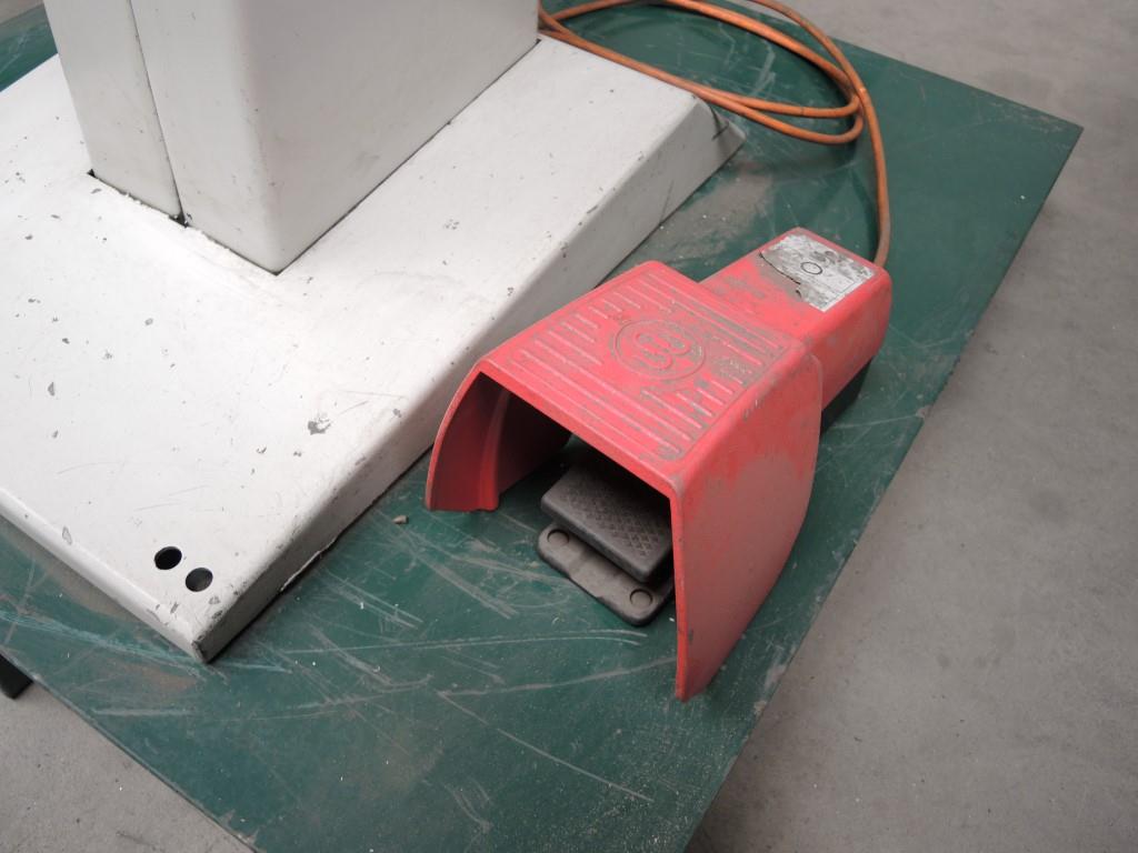 Machines pour le travail de la tôle et des métaux<br><font size="2">Collaboration avec Hilco Industrial Acquisitions bv</font><br><img src="/images/hil.png"><br>-6