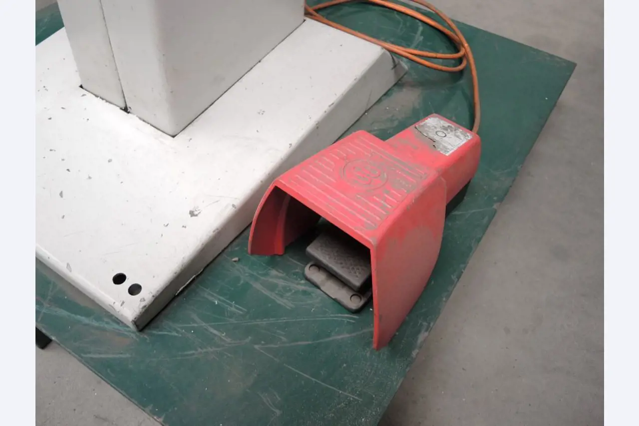 Chapas metálicas e máquinas para trabalhar metais<br><font size="2">Colaboração com Hilco Industrial Acquisitions bv</font><br><img src="/images/hil.png"><br>-6