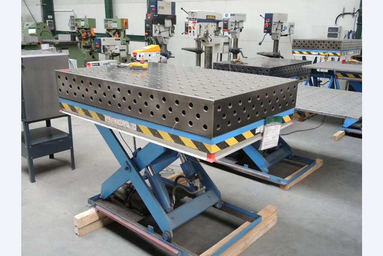 Chapas metálicas e máquinas para trabalhar metais<br><font size="2">Colaboração com Hilco Industrial Acquisitions bv</font><br><img src="/images/hil.png"><br>-1