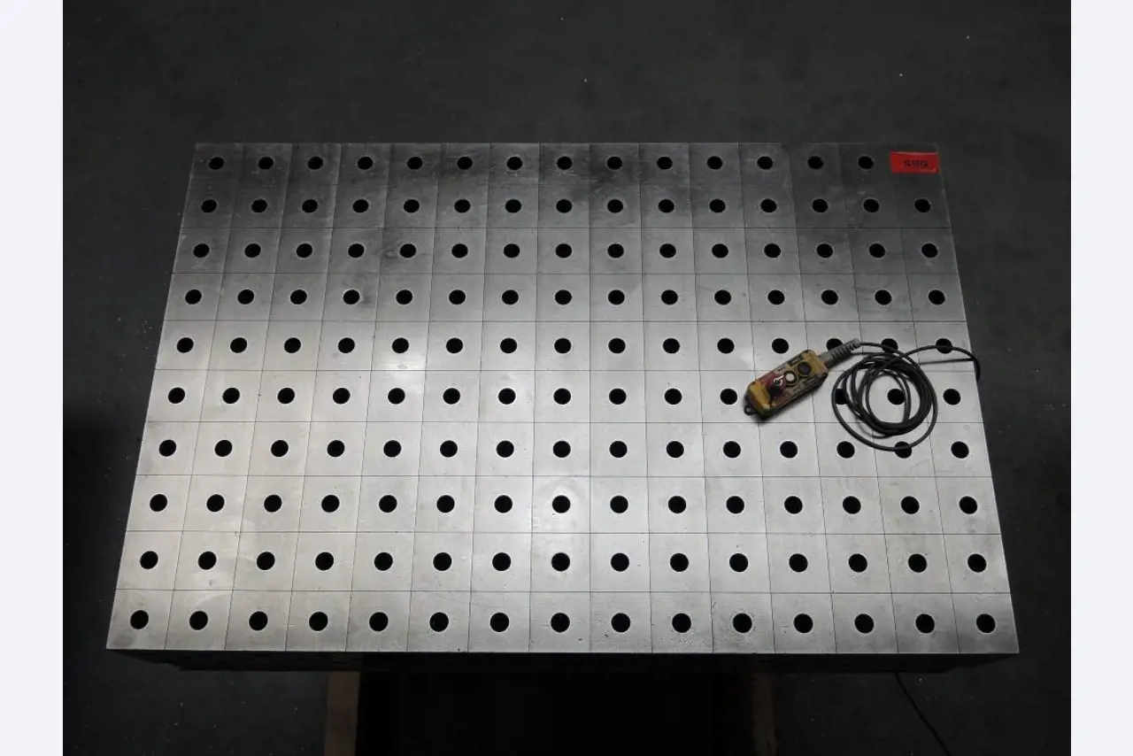 Chapas metálicas e máquinas para trabalhar metais<br><font size="2">Colaboração com Hilco Industrial Acquisitions bv</font><br><img src="/images/hil.png"><br>-5