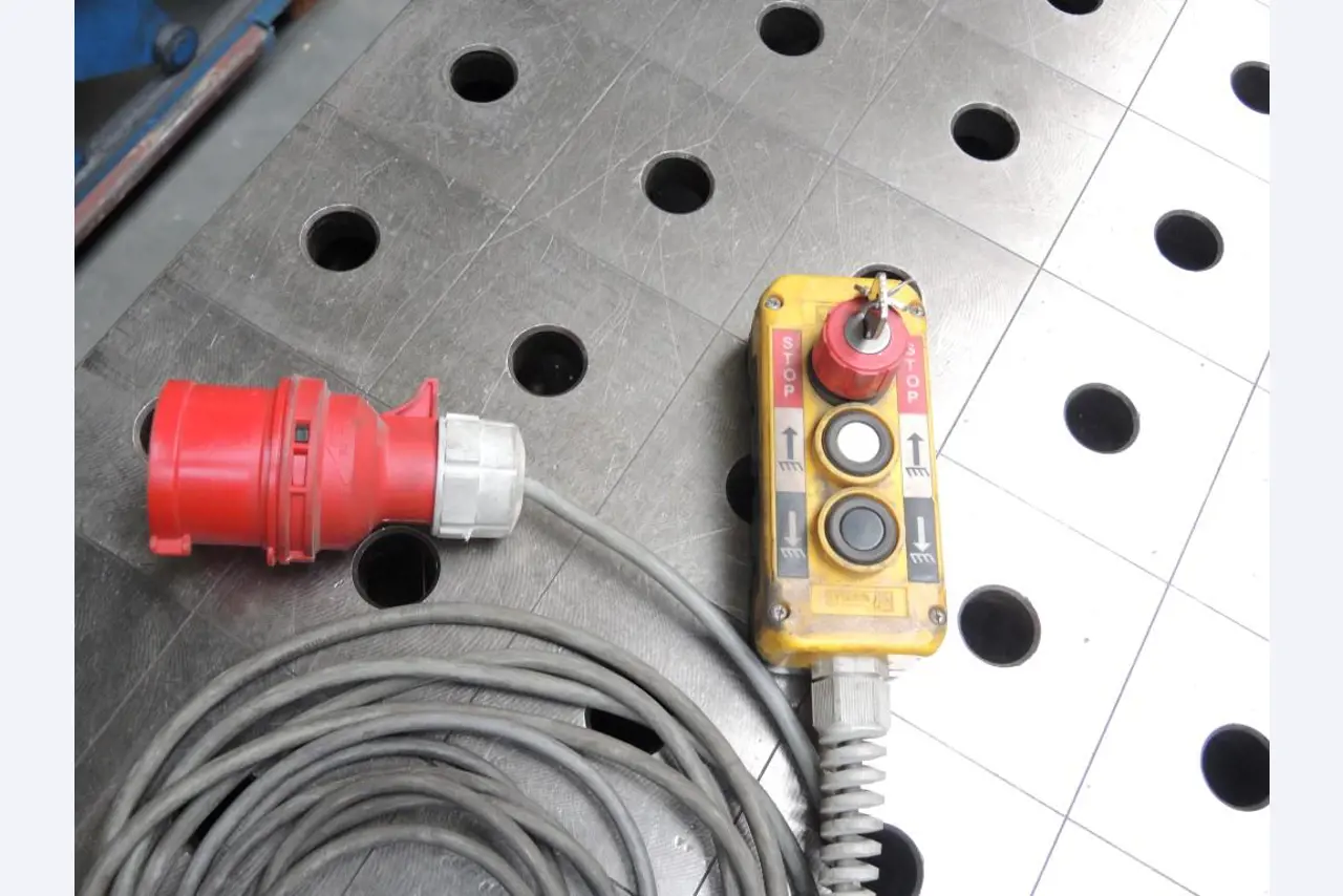 Chapas metálicas e máquinas para trabalhar metais<br><font size="2">Colaboração com Hilco Industrial Acquisitions bv</font><br><img src="/images/hil.png"><br>-6