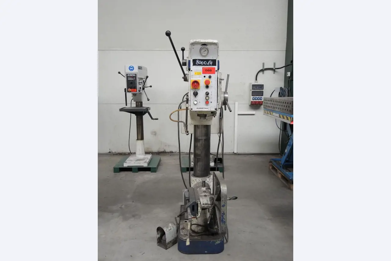 Chapas metálicas e máquinas para trabalhar metais<br><font size="2">Colaboração com Hilco Industrial Acquisitions bv</font><br><img src="/images/hil.png"><br>-2