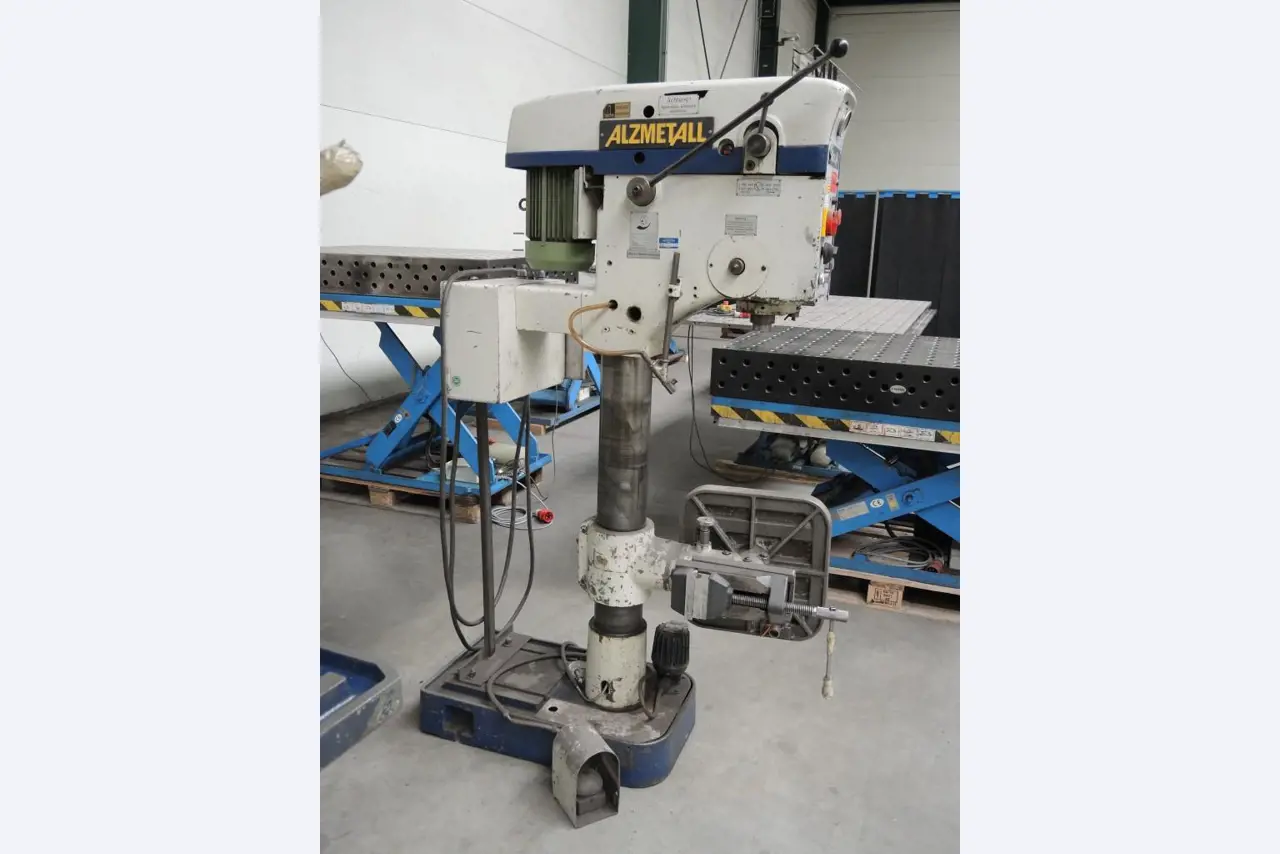 Chapas metálicas e máquinas para trabalhar metais<br><font size="2">Colaboração com Hilco Industrial Acquisitions bv</font><br><img src="/images/hil.png"><br>-3