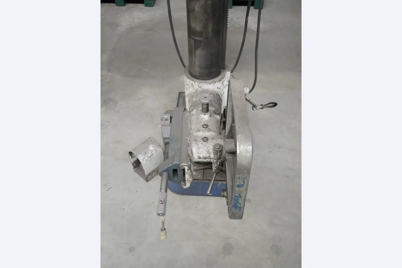 Chapas metálicas e máquinas para trabalhar metais<br><font size="2">Colaboração com Hilco Industrial Acquisitions bv</font><br><img src="/images/hil.png"><br>-5