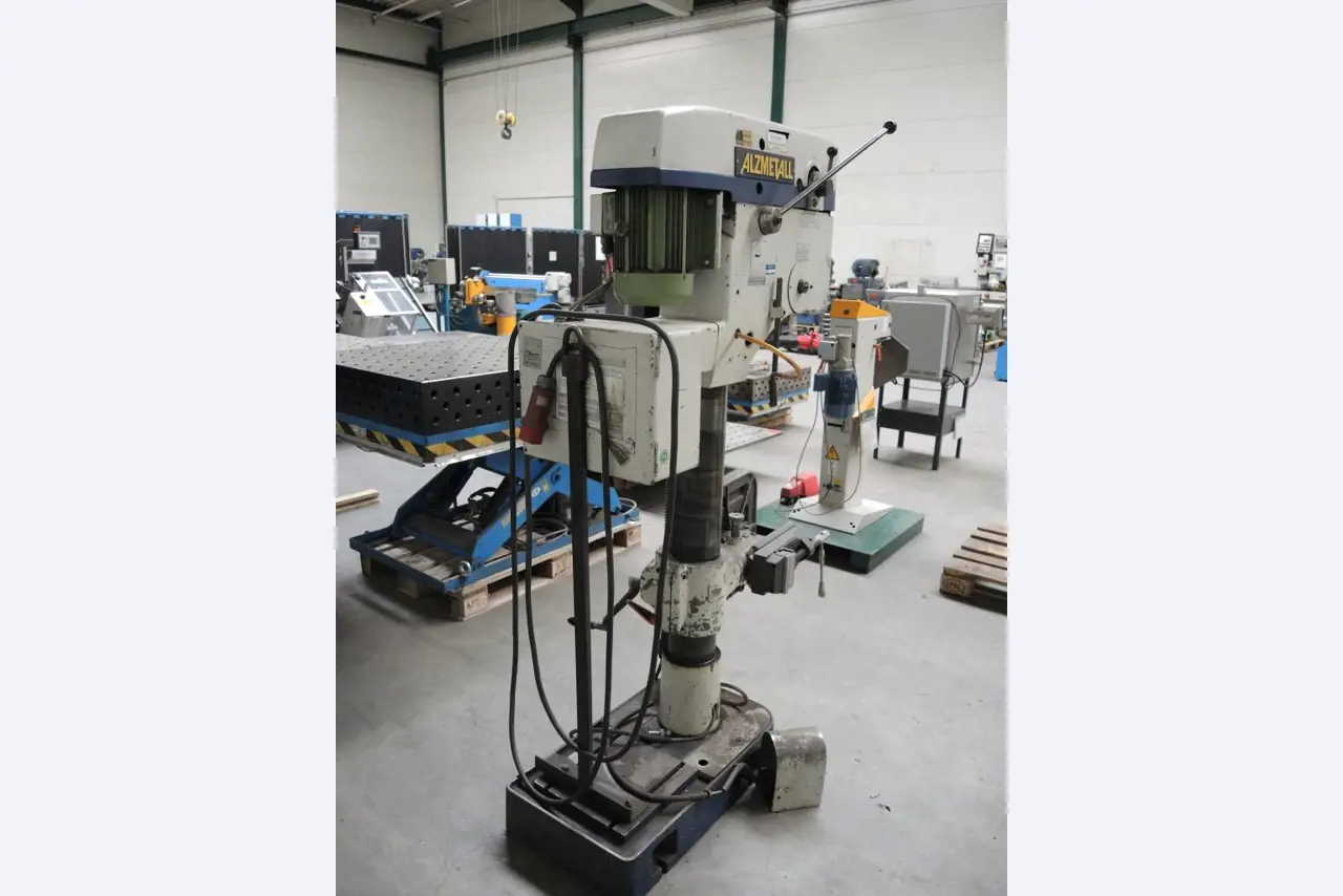 Chapas metálicas e máquinas para trabalhar metais<br><font size="2">Colaboração com Hilco Industrial Acquisitions bv</font><br><img src="/images/hil.png"><br>-7