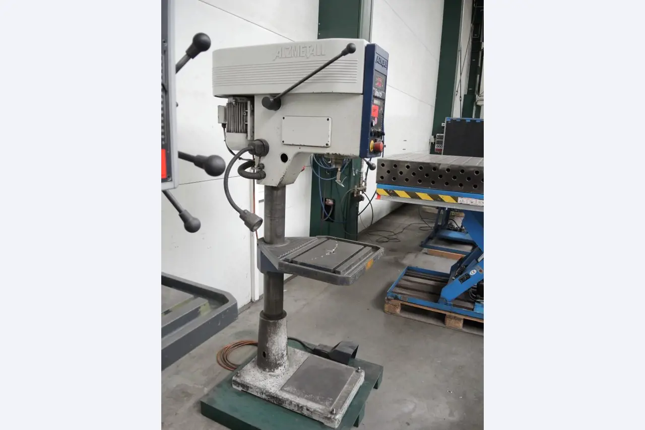 Chapas metálicas e máquinas para trabalhar metais<br><font size="2">Colaboração com Hilco Industrial Acquisitions bv</font><br><img src="/images/hil.png"><br>-3