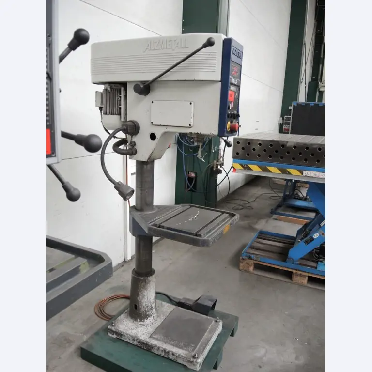 Chapas metálicas e máquinas para trabalhar metais<br><font size="2">Colaboração com Hilco Industrial Acquisitions bv</font><br><img src="/images/hil.png"><br>-3