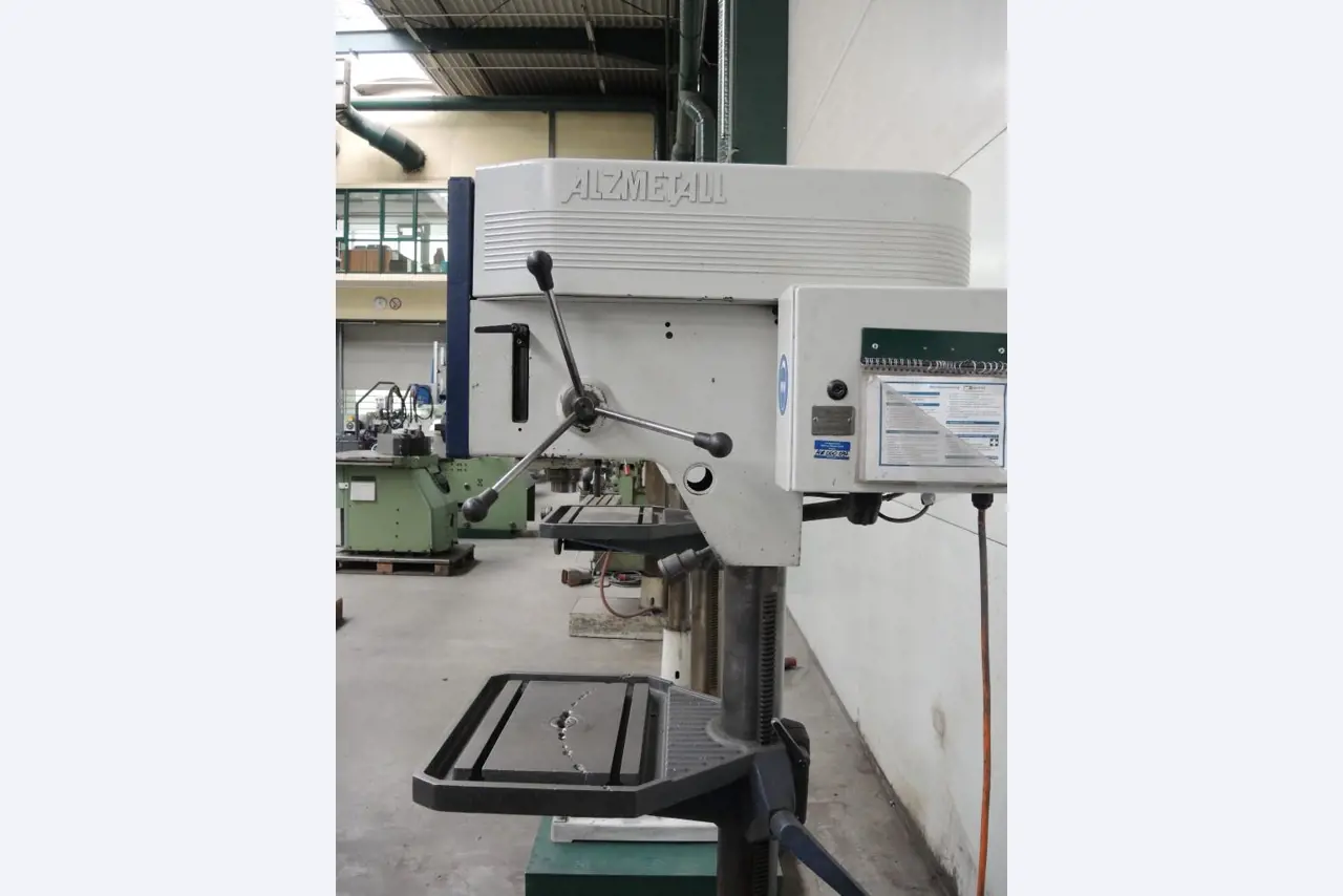 Chapas metálicas e máquinas para trabalhar metais<br><font size="2">Colaboração com Hilco Industrial Acquisitions bv</font><br><img src="/images/hil.png"><br>-5