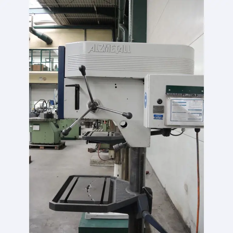 Chapas metálicas e máquinas para trabalhar metais<br><font size="2">Colaboração com Hilco Industrial Acquisitions bv</font><br><img src="/images/hil.png"><br>-5