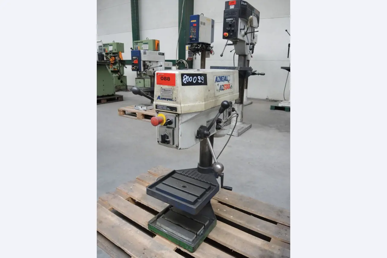 Chapas metálicas e máquinas para trabalhar metais<br><font size="2">Colaboração com Hilco Industrial Acquisitions bv</font><br><img src="/images/hil.png"><br>-1