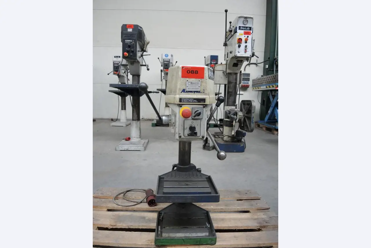 Chapas metálicas e máquinas para trabalhar metais<br><font size="2">Colaboração com Hilco Industrial Acquisitions bv</font><br><img src="/images/hil.png"><br>-2