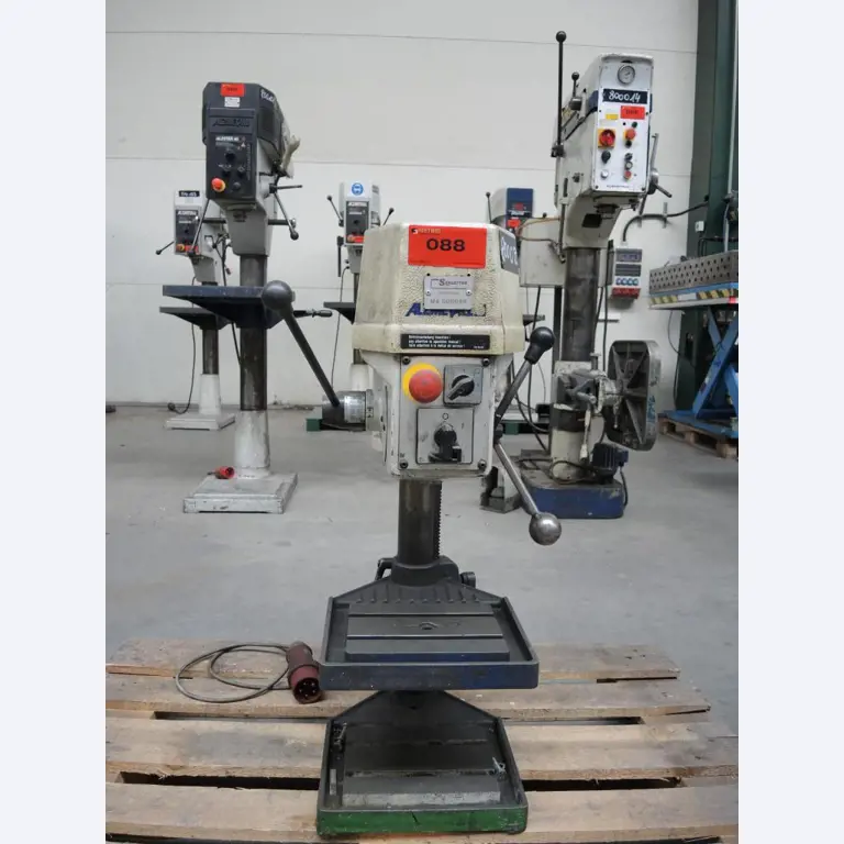 Chapas metálicas e máquinas para trabalhar metais<br><font size="2">Colaboração com Hilco Industrial Acquisitions bv</font><br><img src="/images/hil.png"><br>-2