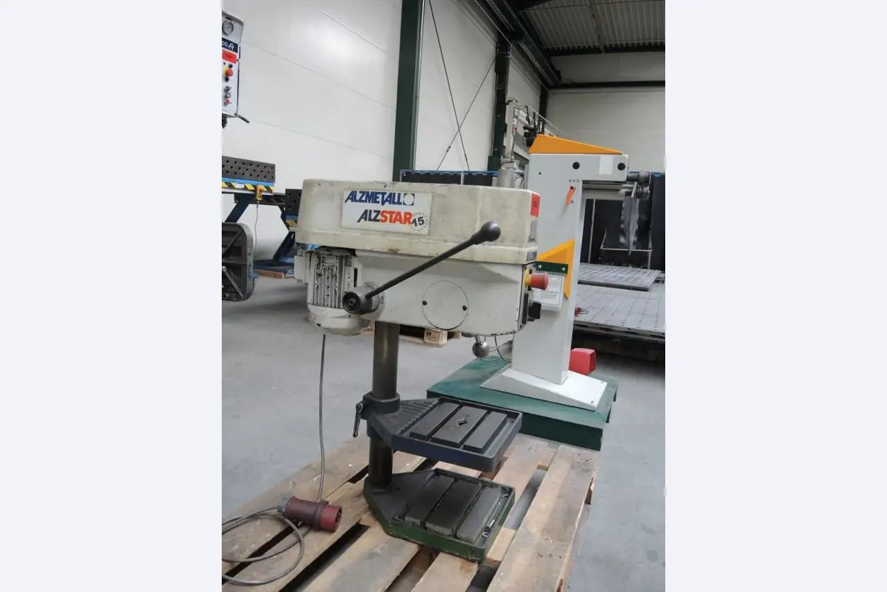 Chapas metálicas e máquinas para trabalhar metais<br><font size="2">Colaboração com Hilco Industrial Acquisitions bv</font><br><img src="/images/hil.png"><br>-3