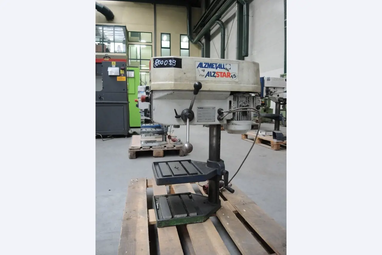 Chapas metálicas e máquinas para trabalhar metais<br><font size="2">Colaboração com Hilco Industrial Acquisitions bv</font><br><img src="/images/hil.png"><br>-4