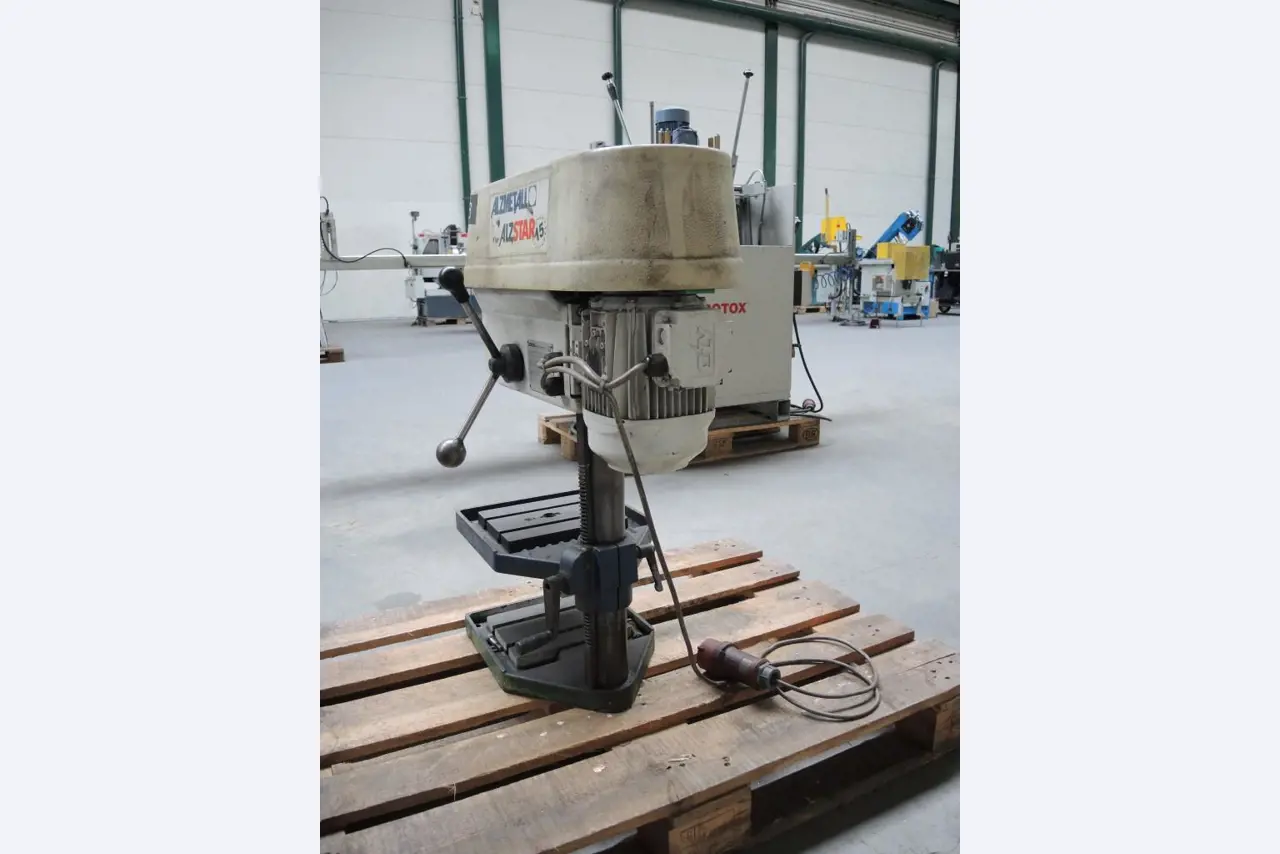 Chapas metálicas e máquinas para trabalhar metais<br><font size="2">Colaboração com Hilco Industrial Acquisitions bv</font><br><img src="/images/hil.png"><br>-5