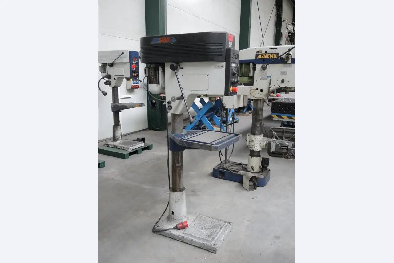 Chapas metálicas e máquinas para trabalhar metais<br><font size="2">Colaboração com Hilco Industrial Acquisitions bv</font><br><img src="/images/hil.png"><br>-3