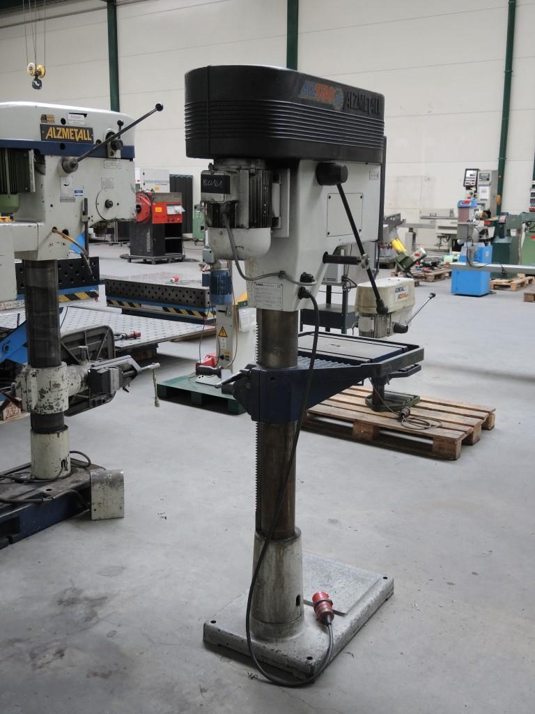 Chapas metálicas e máquinas para trabalhar metais<br><font size="2">Colaboração com Hilco Industrial Acquisitions bv</font><br><img src="/images/hil.png"><br>-4