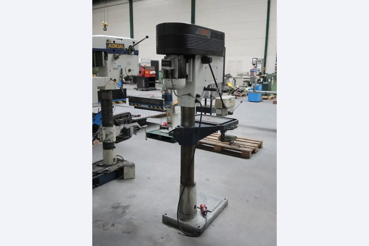 Chapas metálicas e máquinas para trabalhar metais<br><font size="2">Colaboração com Hilco Industrial Acquisitions bv</font><br><img src="/images/hil.png"><br>-4